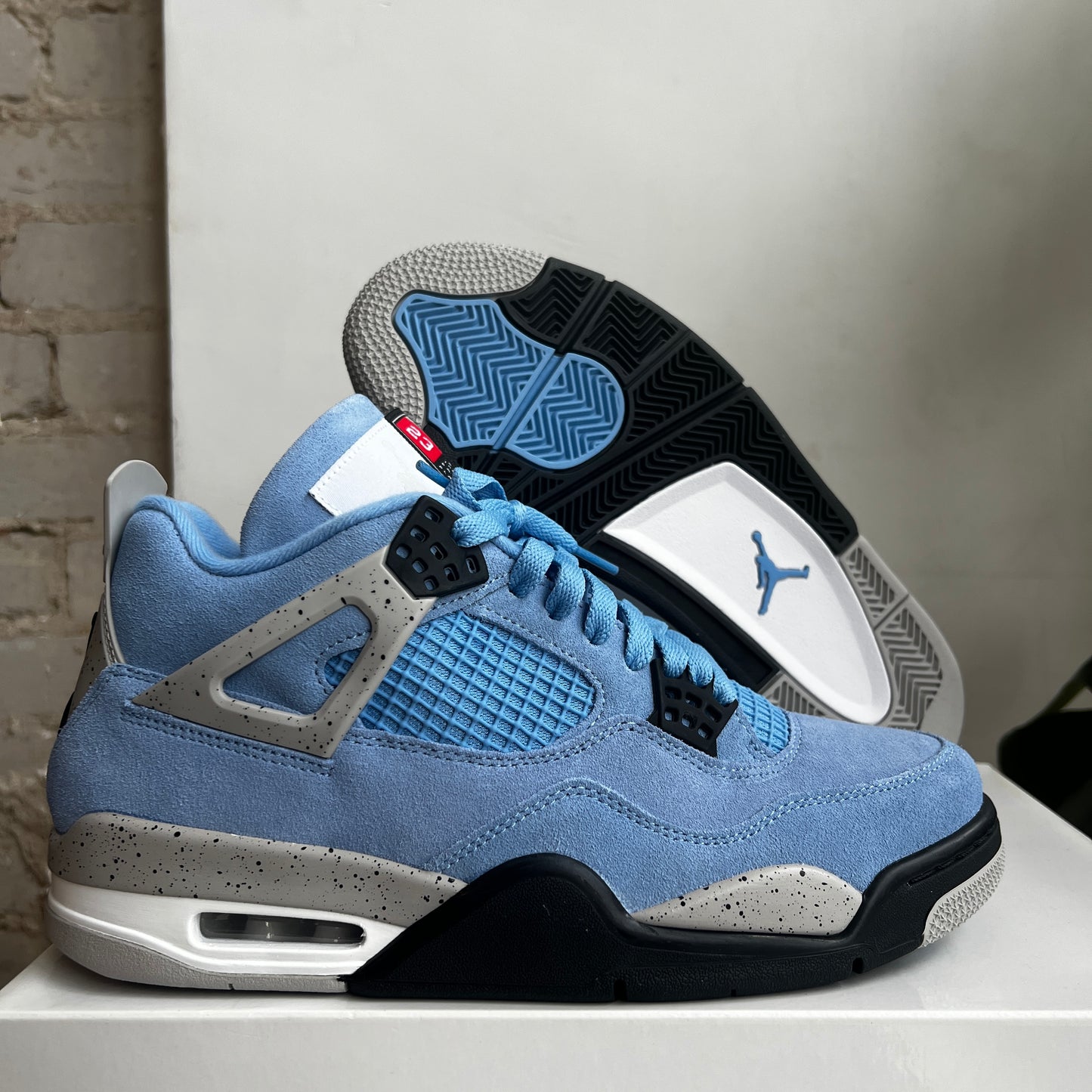 Brand New Air Jordan 4 Retro 4 "University Blue" Size 9