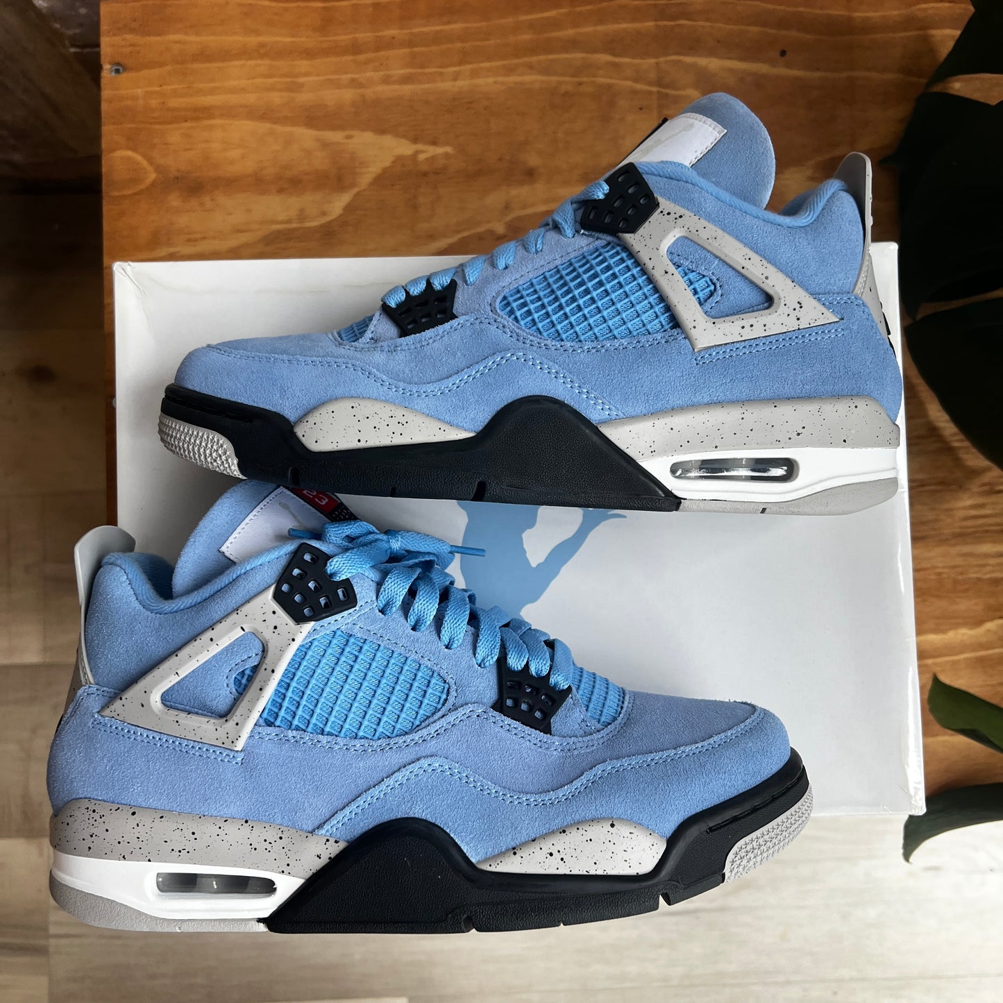 Brand New Air Jordan 4 Retro 4 "University Blue" Size 9