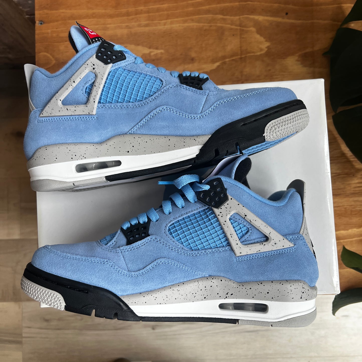 Brand New Air Jordan 4 Retro 4 "University Blue" Size 9