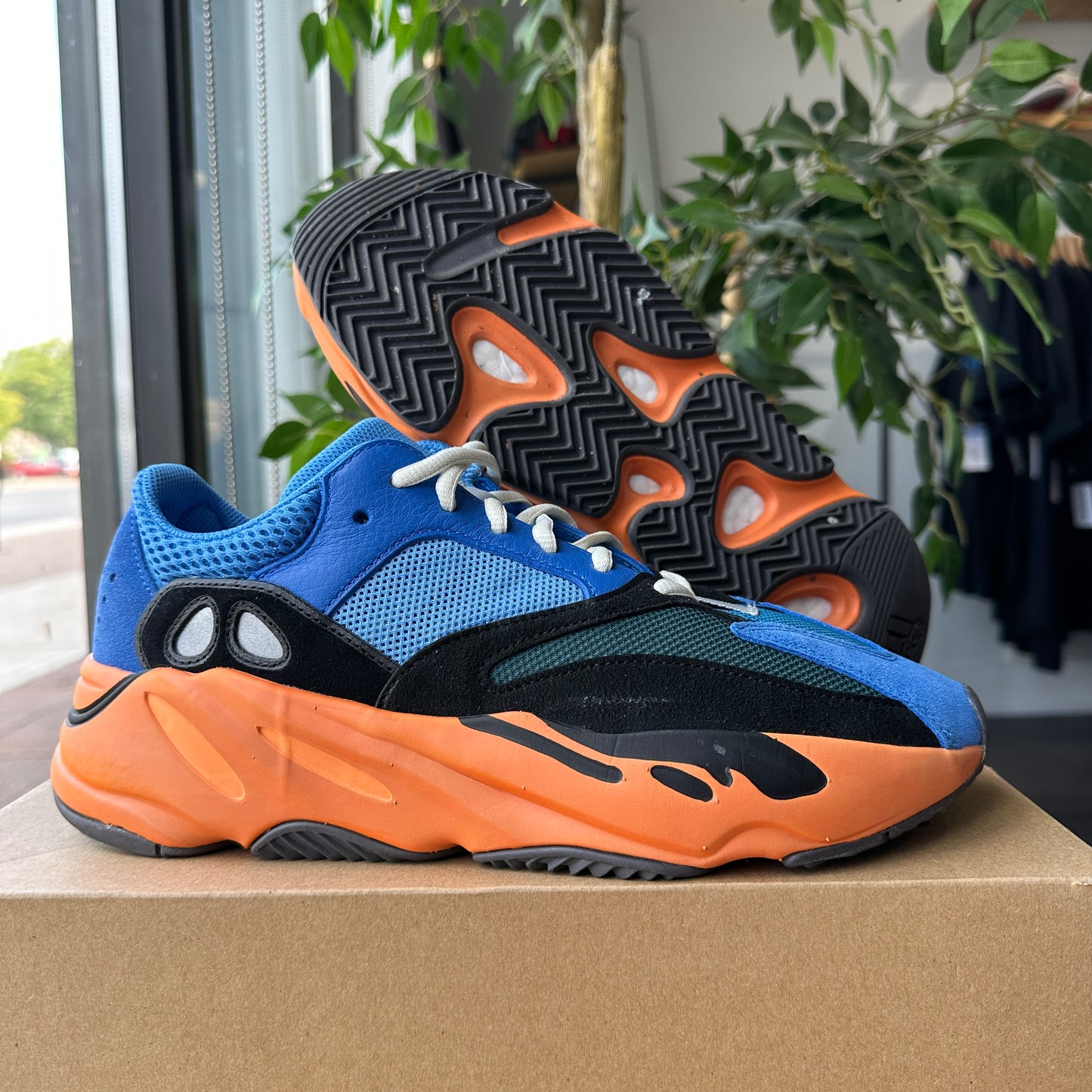 Yeezy 700 "Bright Blue" Size 9.5
