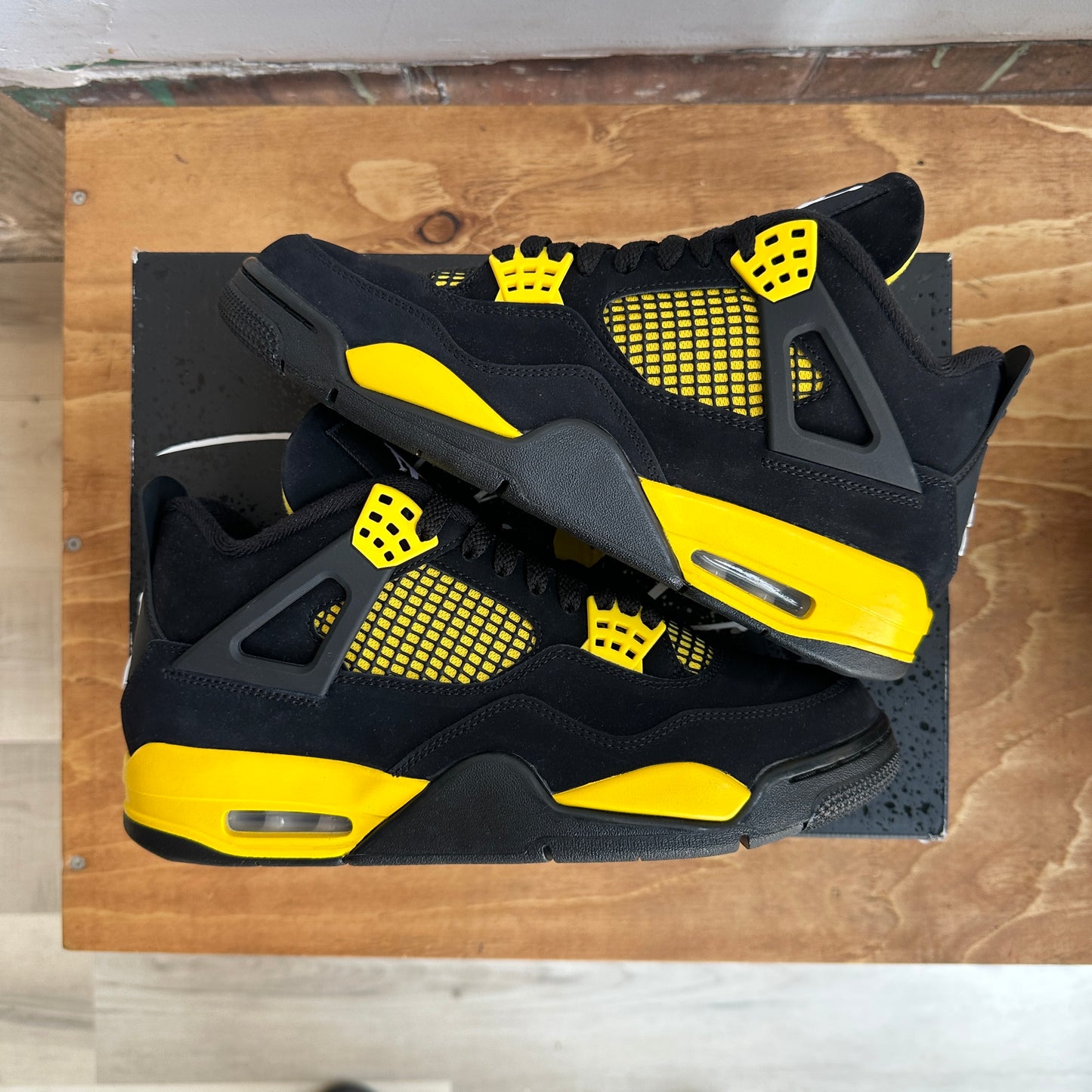 Air Jordan 4 "Thunder" Size 8.5