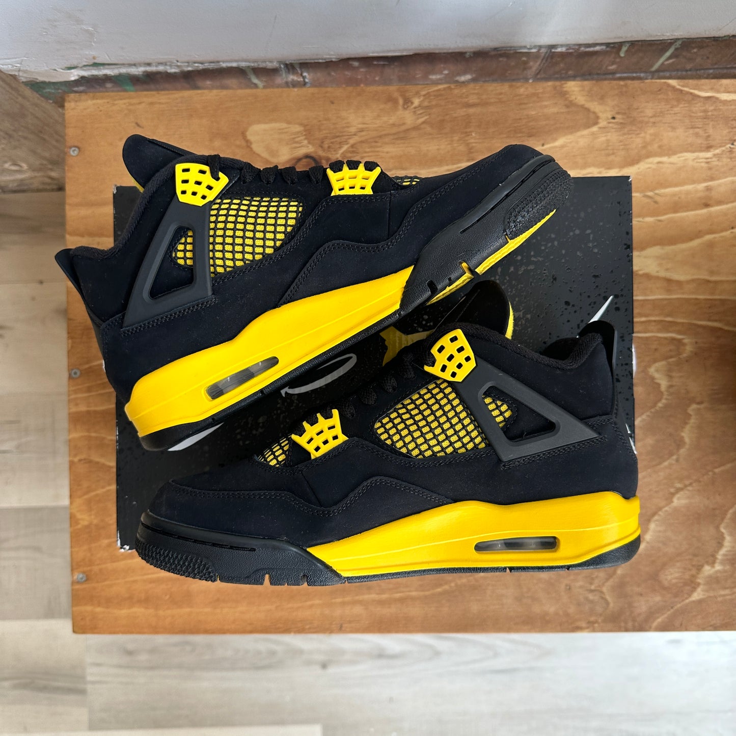 Air Jordan 4 "Thunder" Size 8.5