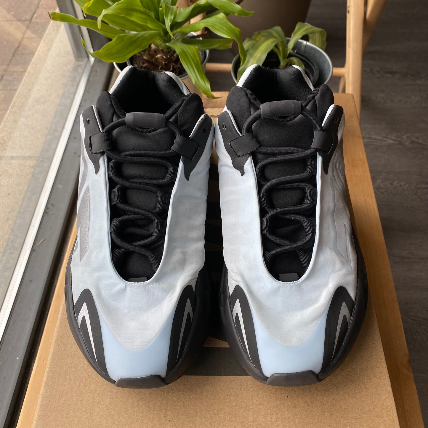 Yeezy 700 MNVN "Blue Tint" Size 4.5