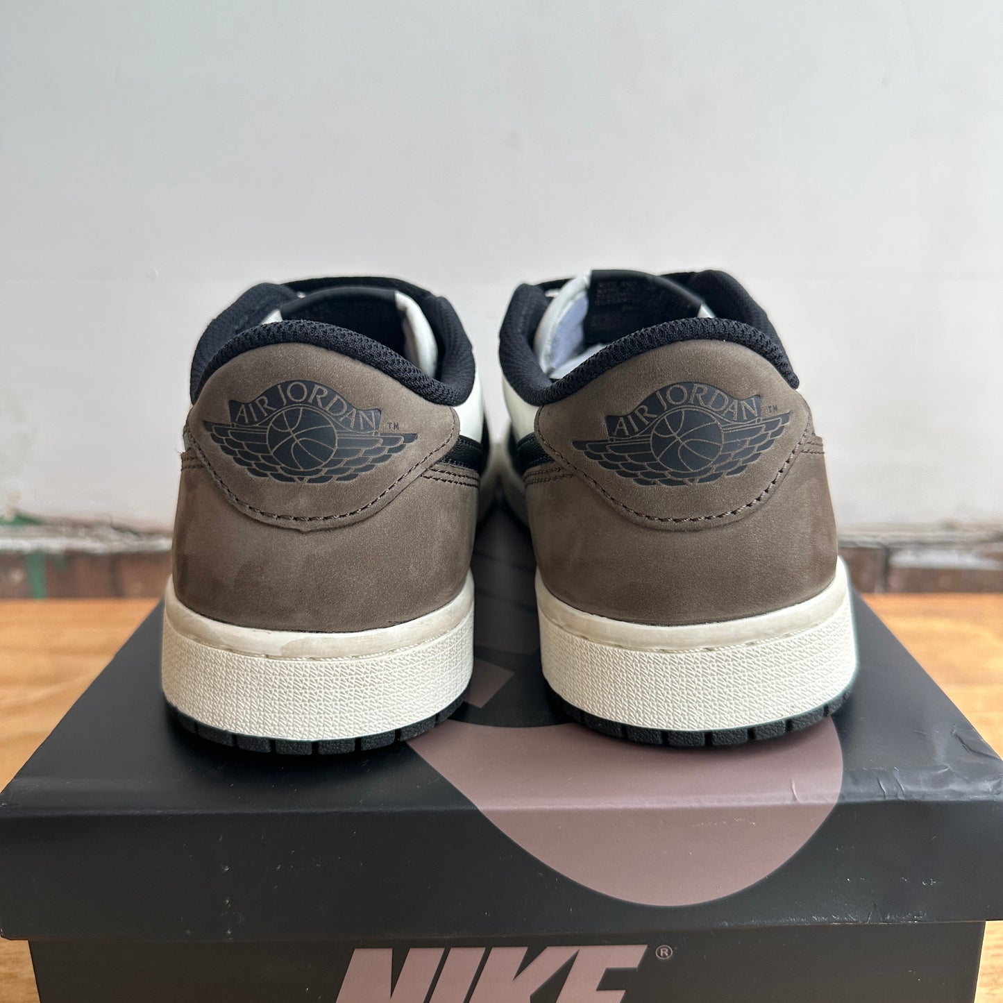 Air Jordan 1 Low "Mocha" Size 9