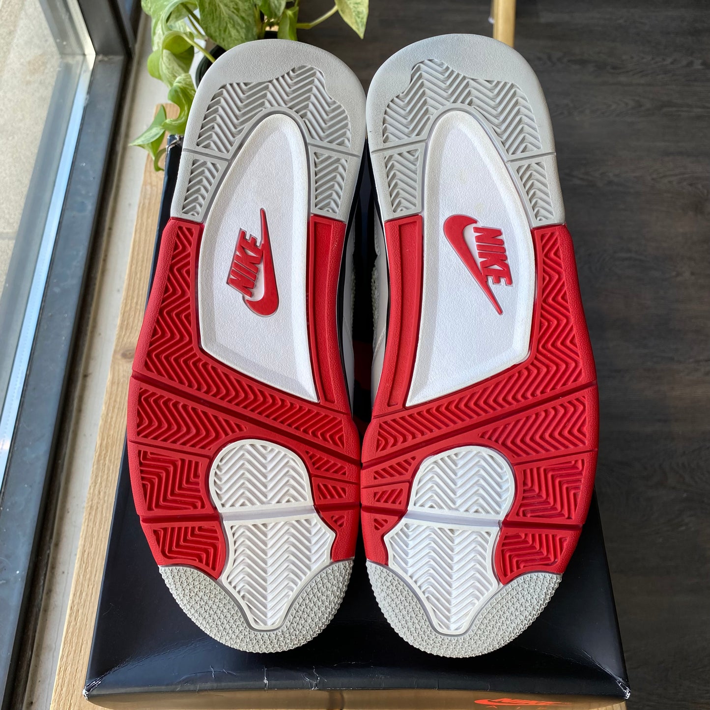 Air Jordan 4 "Fire Red" Size 9.5