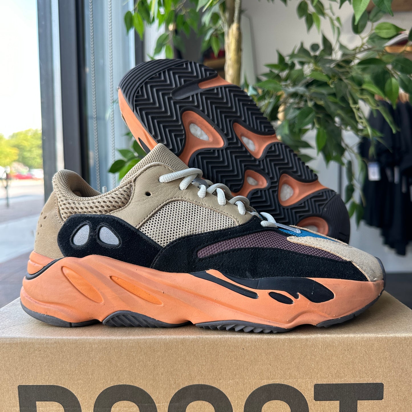 Yeezy 700 "Enflame Ember" Size 9.5