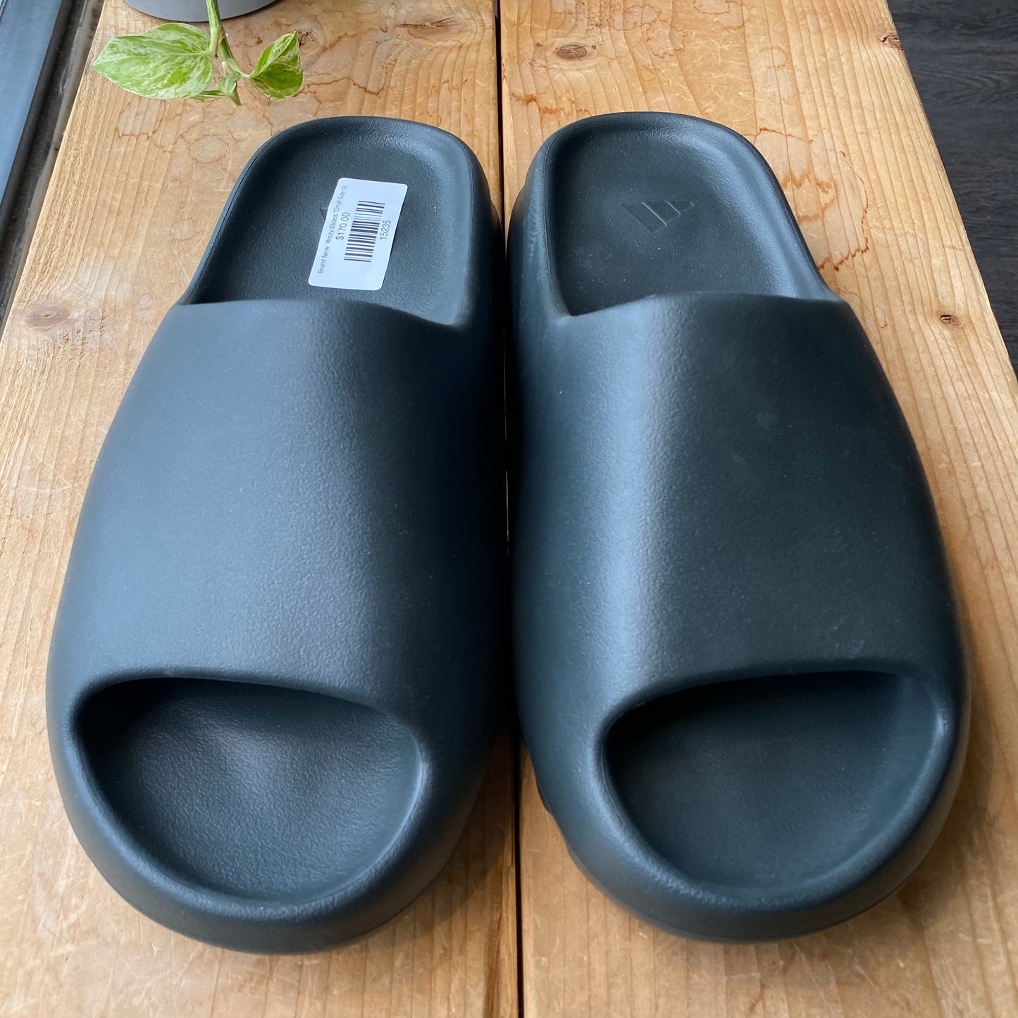 Brand New Yeezy Slides 'Onyx' Size 10