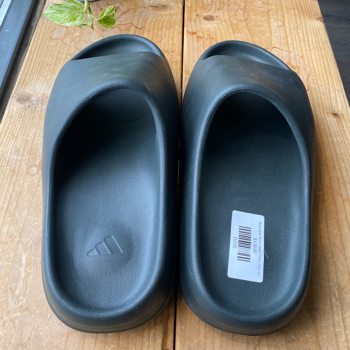 Brand New Yeezy Slides 'Onyx' Size 10