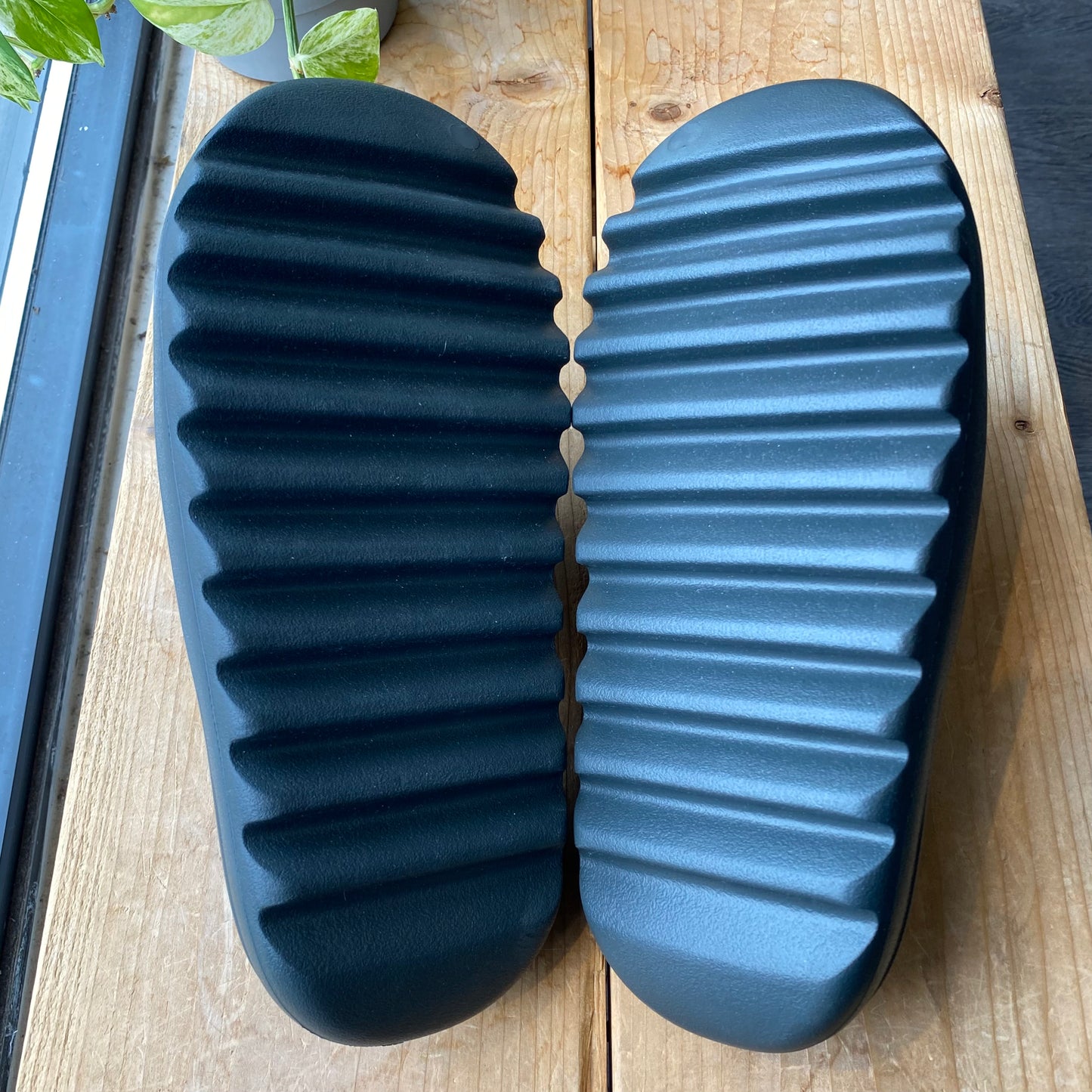 Brand New Yeezy Slides 'Onyx' Size 10