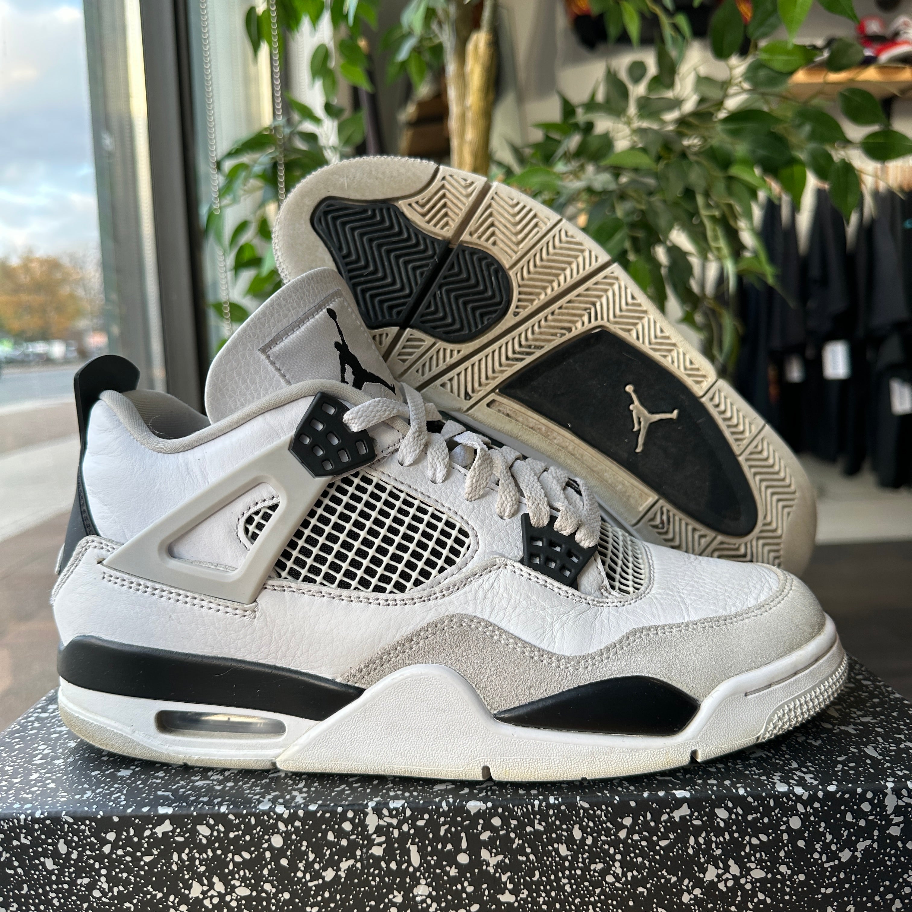 Air Jordan 4 "Military Black" Size 9