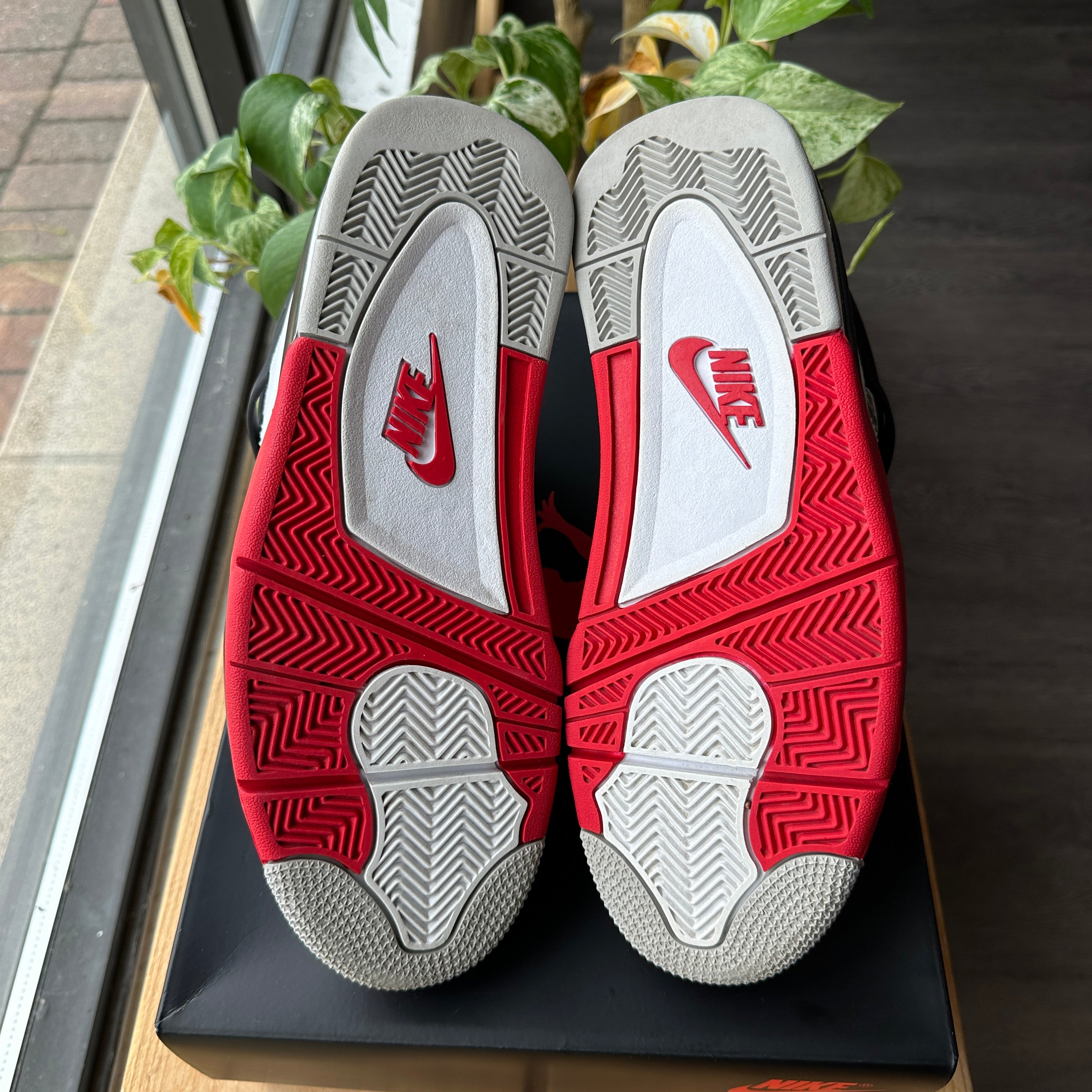 Air Jordan 4 "Fire Red" Size 10