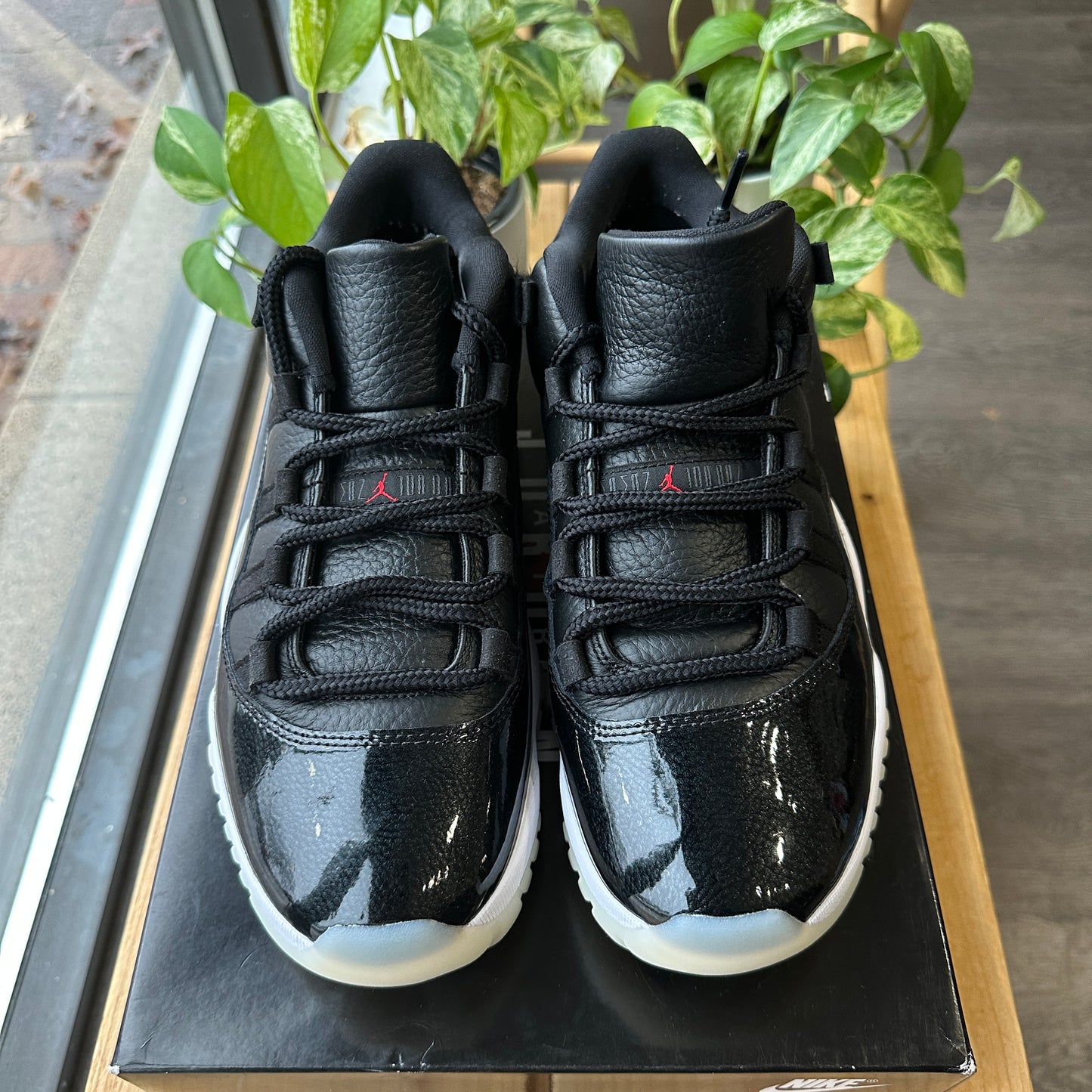 Air Jordan 11 Low "72-10" Size 9.5
