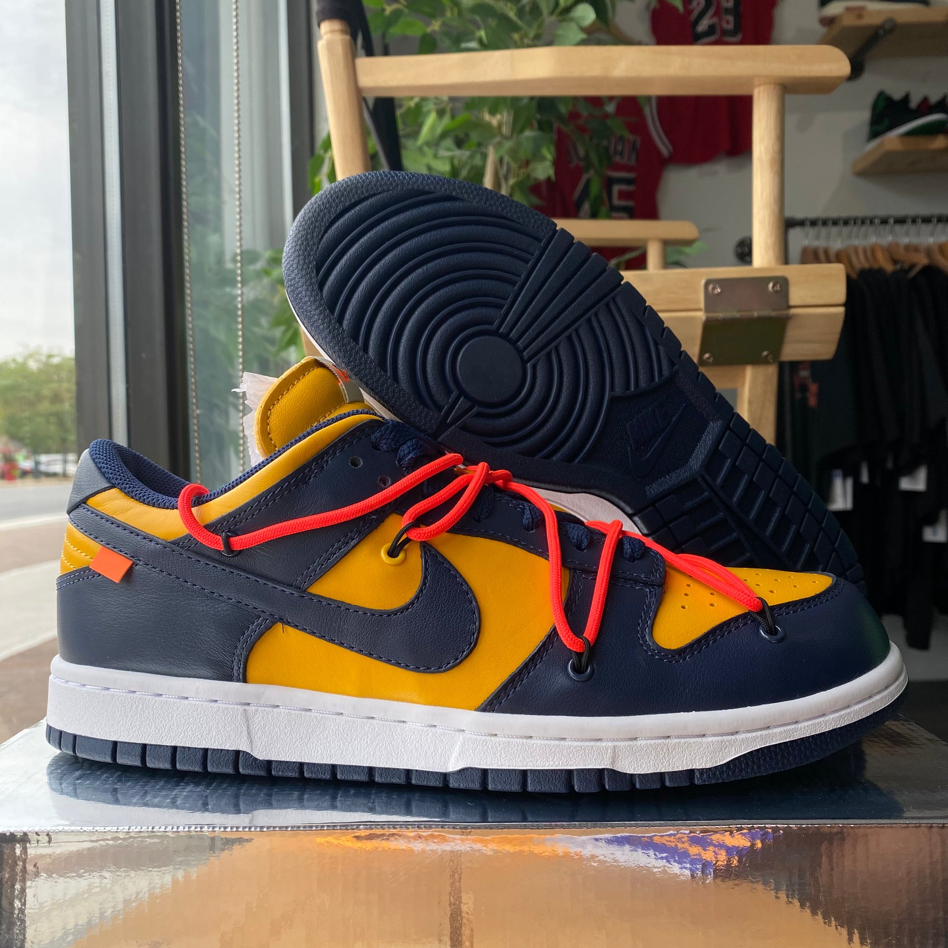 Off-white x nike outlet dunk low university gold