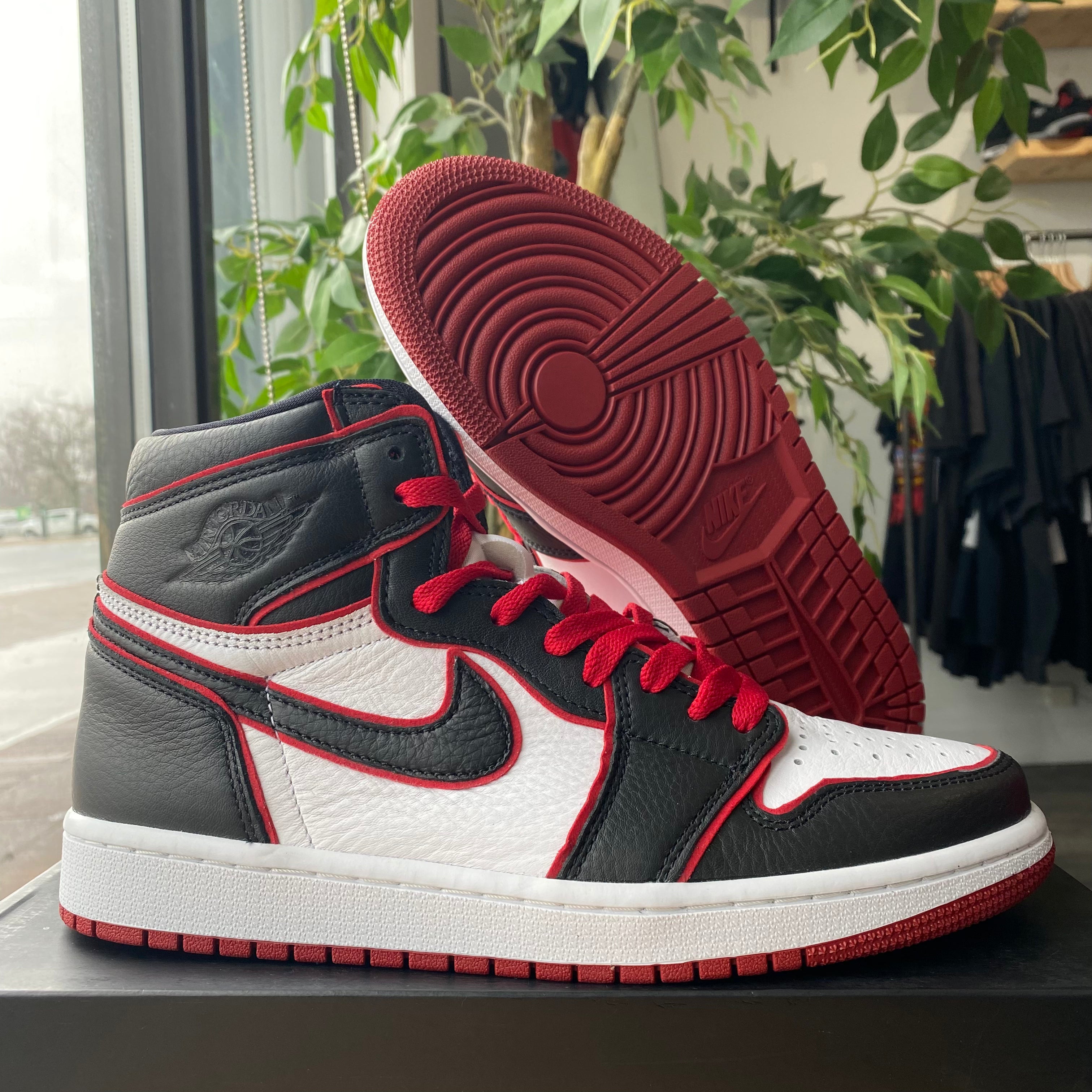 Brand New Air Jordan 1 High "Bloodline" Size 8.5